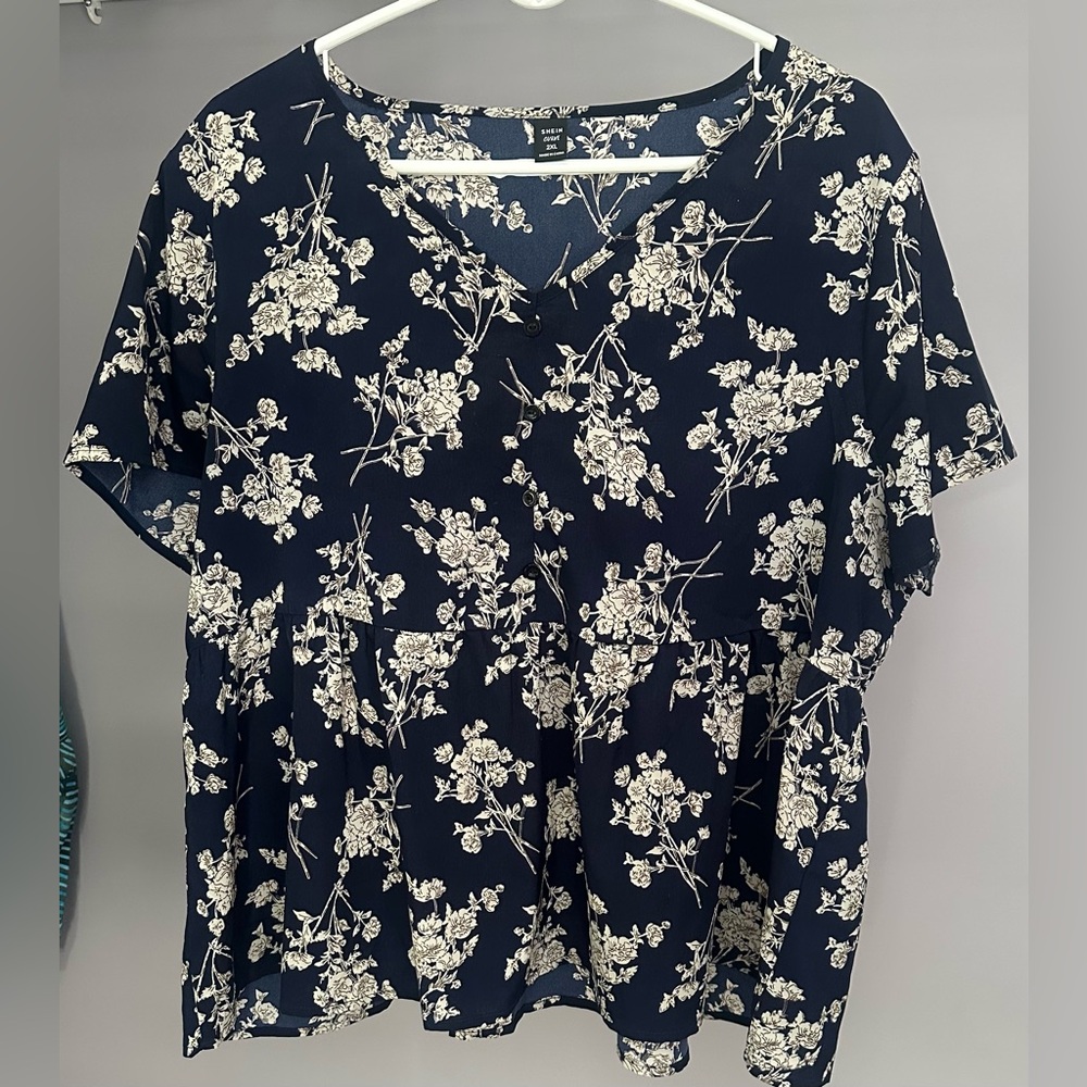 SHEIN CURVE size 2XL blue & cream floral print  blouse, V-neck & short sleeves